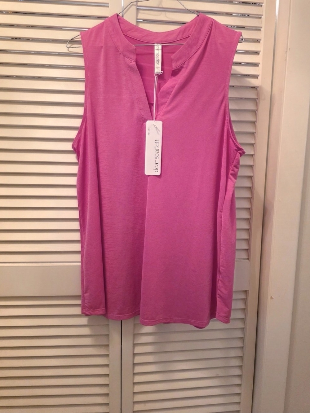 Dear Scarlett Sleeveless V-Notch Tank in Hot Pink L